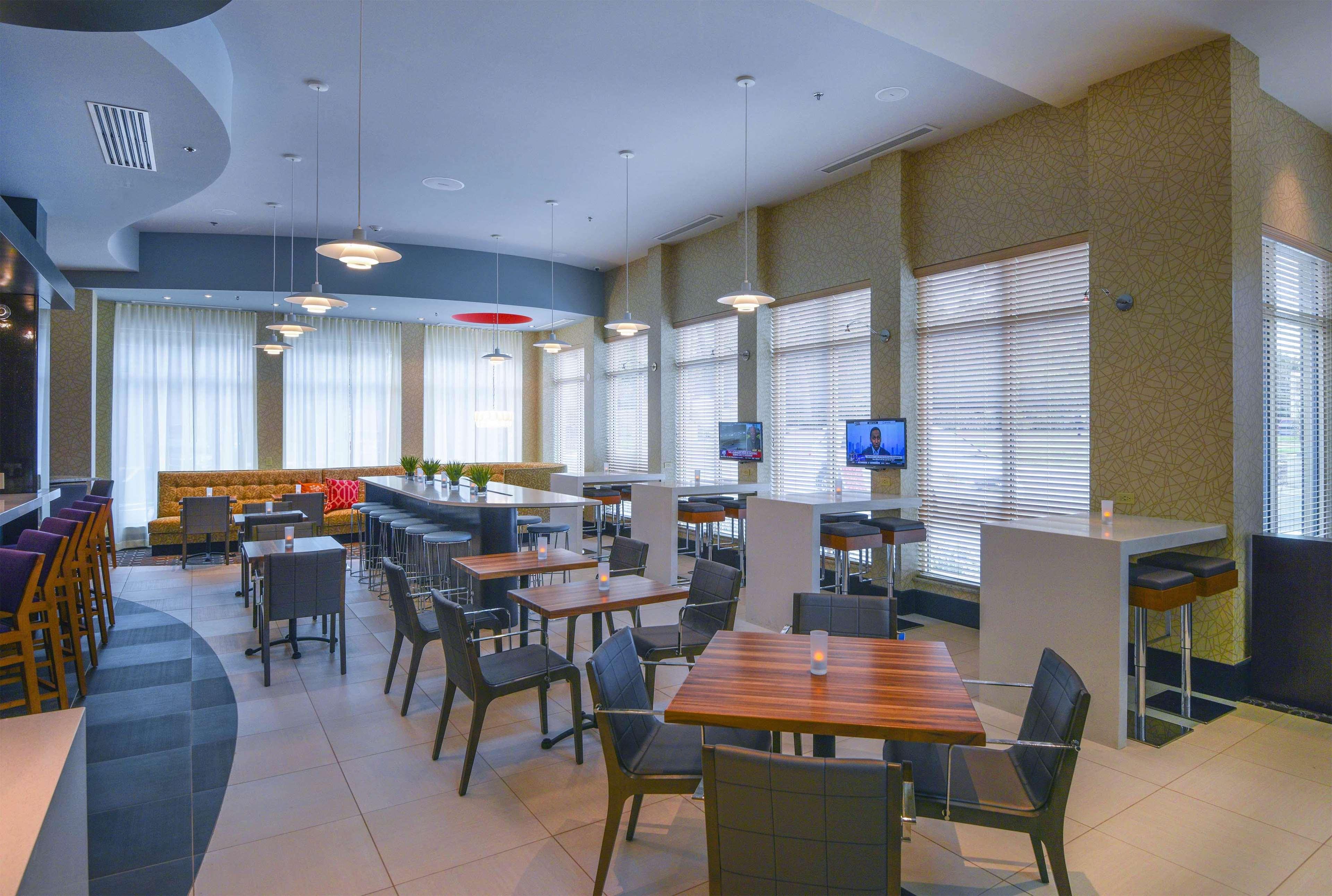 Hilton Garden Inn Raleigh/Crabtree Valley Esterno foto